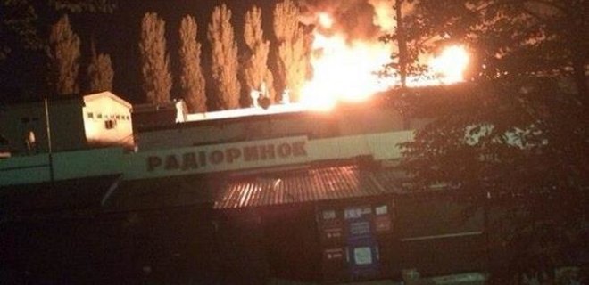 В Киеве ночью горел радиорынок - Фото