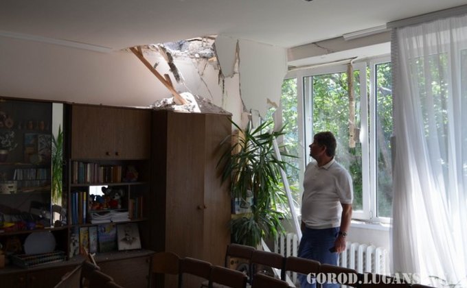 В Луганске снаряд пробил крышу в детском саду: фото