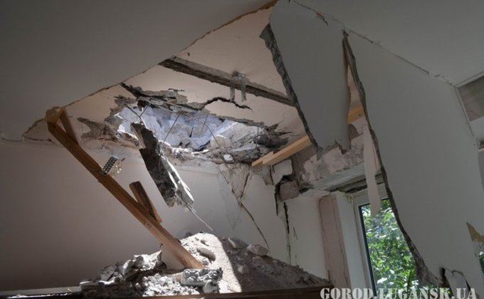 В Луганске снаряд пробил крышу в детском саду: фото