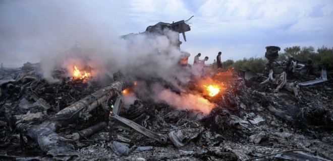 На месте падения Boeing 777 найдены тела 121 пассажира - Фото