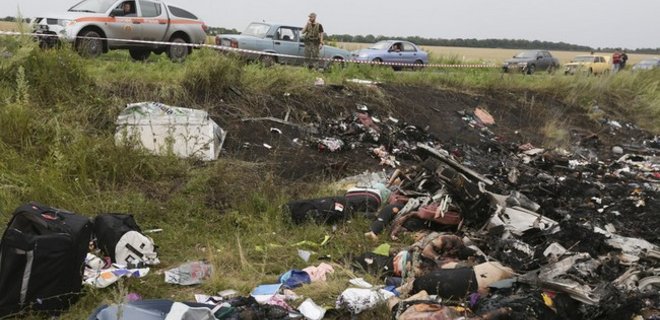 На месте падения Boeing-777 найдены тела 282 погибших пассажиров - Фото