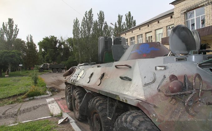 Отбитый у террористов Дзержинск: бандиты сожгли горадминистрацию