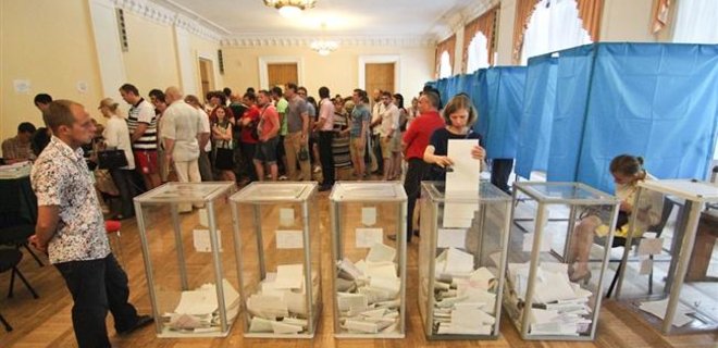 60% украинцев приняли бы участие в выборах в Раду в июле - опрос - Фото
