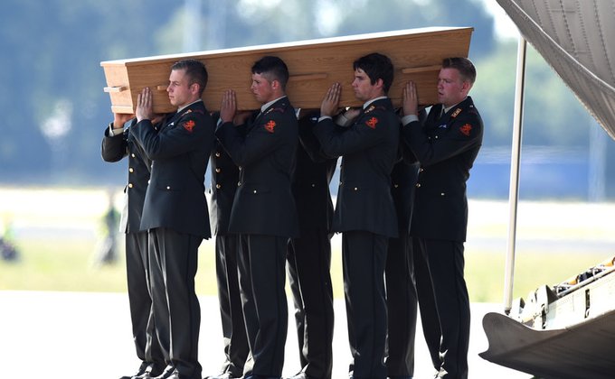 Нидерланды с почестями встретили тела жертв террористов в Украине