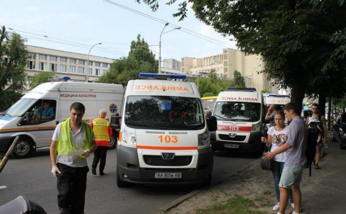 В Киеве маршрутка врезалась в столб, больше 10 раненых: фото ДТП