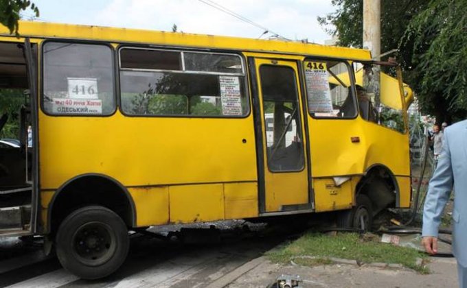 В Киеве маршрутка врезалась в столб, больше 10 раненых: фото ДТП