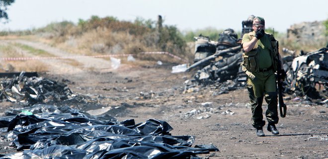 Часть тел пассажиров Boeing находится на месте падения - Гройсман - Фото