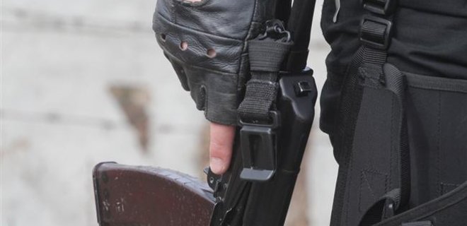 В Киеве силовики задержали группу торговцев оружием - Фото