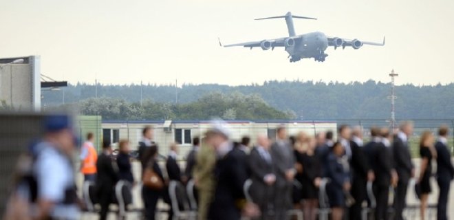 В Нидерланды отправлен очередной самолет с останками жертв Boeing - Фото