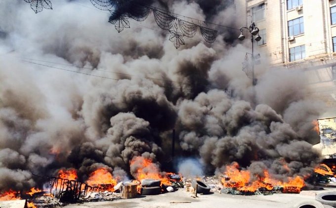 Фоторепортаж с Майдана: горящие покрышки и попытки очистить улицу