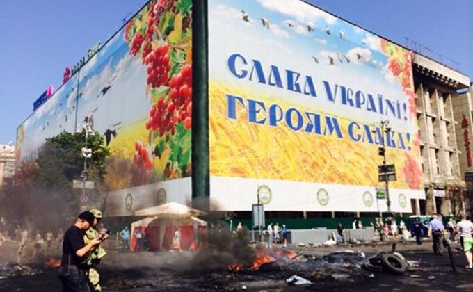 Фоторепортаж с Майдана: горящие покрышки и попытки очистить улицу