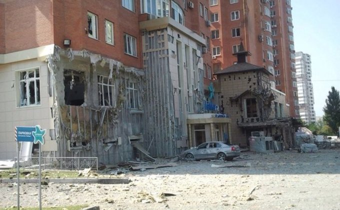 Террористы обстреляли высотку в центре Донецка 