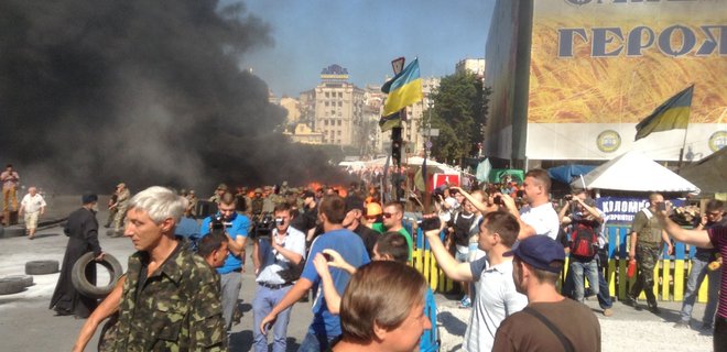 На Майдане подожгли покрышки - Фото