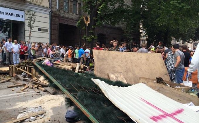 Как на Майдане убирали баррикады: фото с субботника
