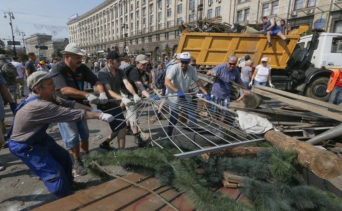Киевляне почти полностью очистили Майдан от палаток и баррикад