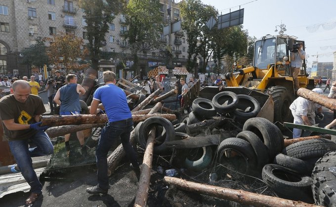 Киевляне почти полностью очистили Майдан от палаток и баррикад