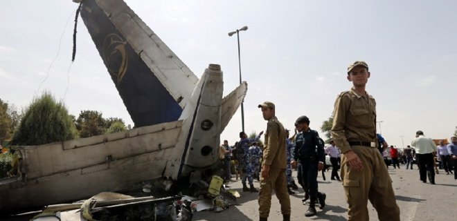 После крушения самолета в Иране было трое выживших пассажиров - Фото