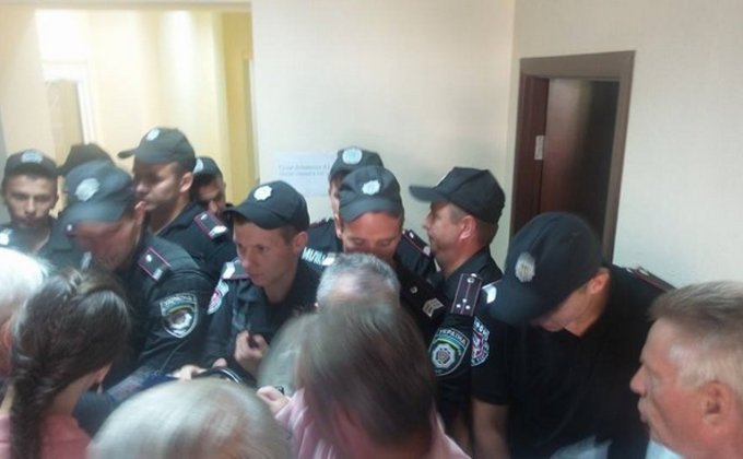 Активисты пришли на суд по делу о запрете КПУ: фоторепортаж