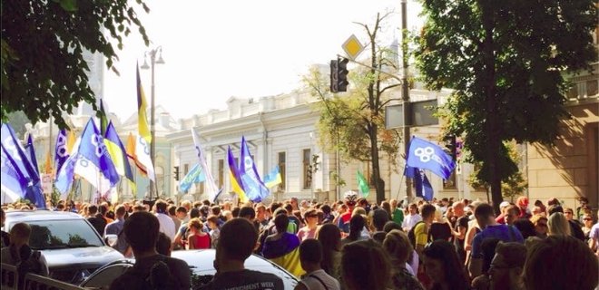 Возле Рады тысячи митингующих перекрыли улицы и требуют люстрации - Фото