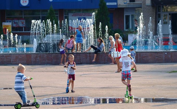 Славянск возвращается к нормальной жизни: фото из города 