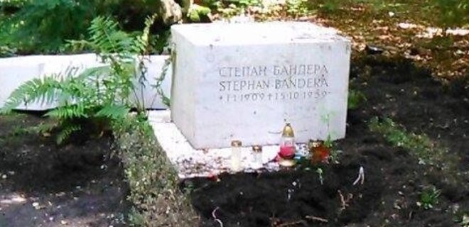 На могиле Степана Бандеры в Мюнхене сломали крест  - Фото