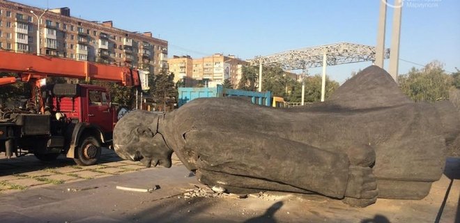 В Мариуполе демонтируют все памятники Ленину - Фото