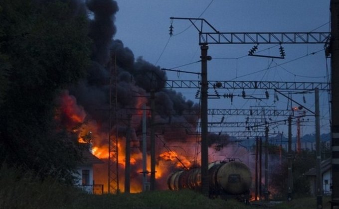 В Черкасской области горят 11 цистерн с нефтью: фото пожара