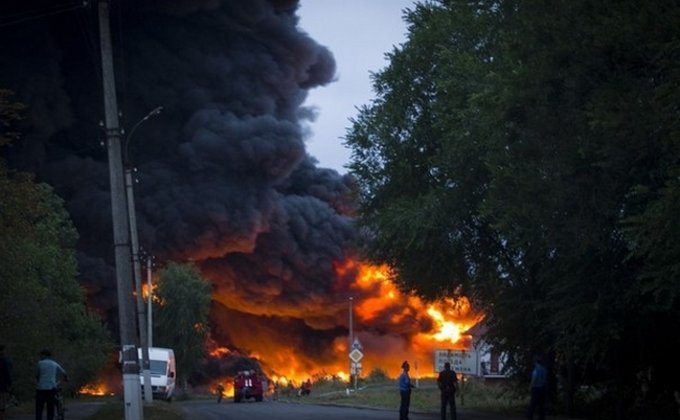 В Черкасской области горят 11 цистерн с нефтью: фото пожара