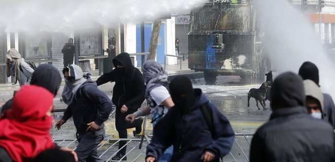 Демонстрация студентов в Чили переросла в столкновения с полицией - Фото
