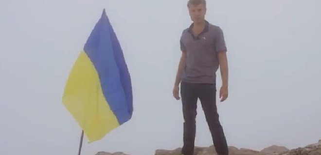 В Крыму на горе Ай-Петри установили украинский флаг - Фото