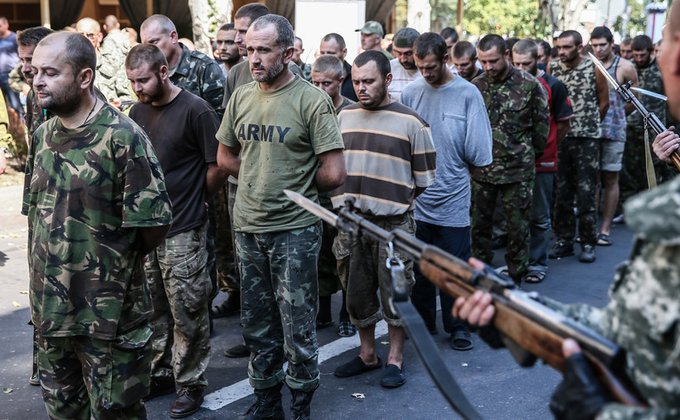 Информационная война: боевики провели по Донецку колонну пленных