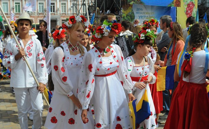 Многотысячный парад вышиванок в Киеве: фото шествия
