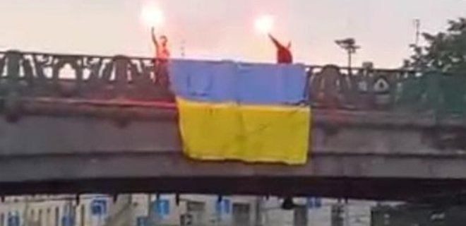 В Санкт-Петербурге вывесили флаг Украины - Фото