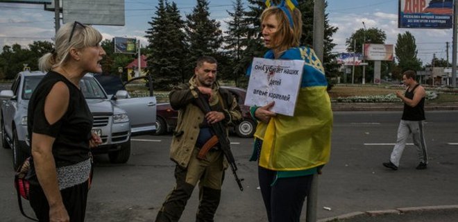 В Донецке женщину с флагом Украины привязали к столбу - Фото