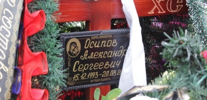 С могил псковских десантников сняли таблички с именами - СМИ - Фото