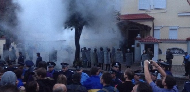 В Харькове консульство России забросали дымовыми шашками - Фото