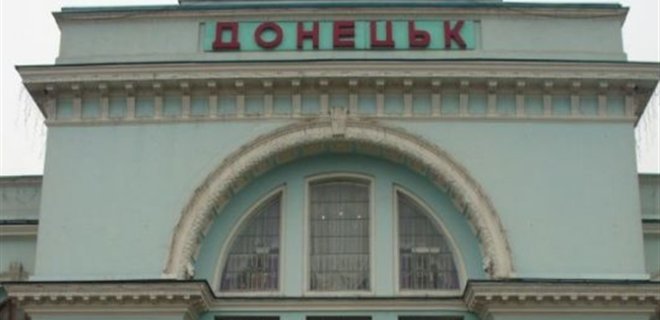 В Донецке обстреляли вокзал: горят торговые павильоны - Фото