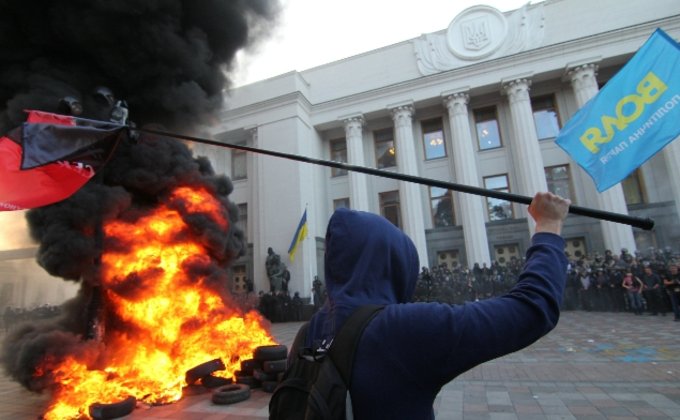 Столкновения и горящие шины под Верховной Радой: фоторепортаж