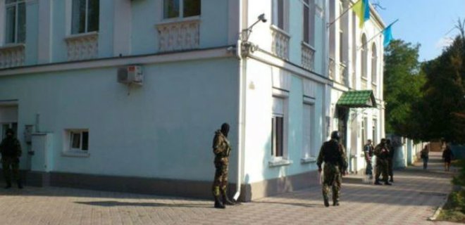 В Симферополе вооруженные люди обыскивают здание Меджлиса - Фото