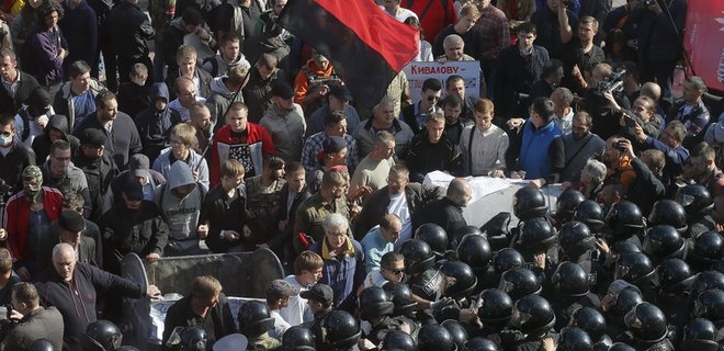 Возле Рады активисты, требующие люстрации, подрались с милицией - Фото