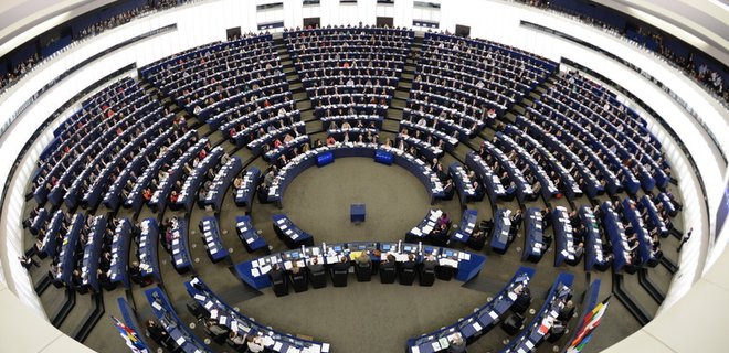 Европарламент призвал ЕС отключить Россию от системы SWIFT - Фото