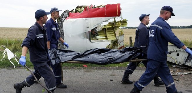 Крушение Boeing: В Малайзию доставлены останки трех жертв - Фото
