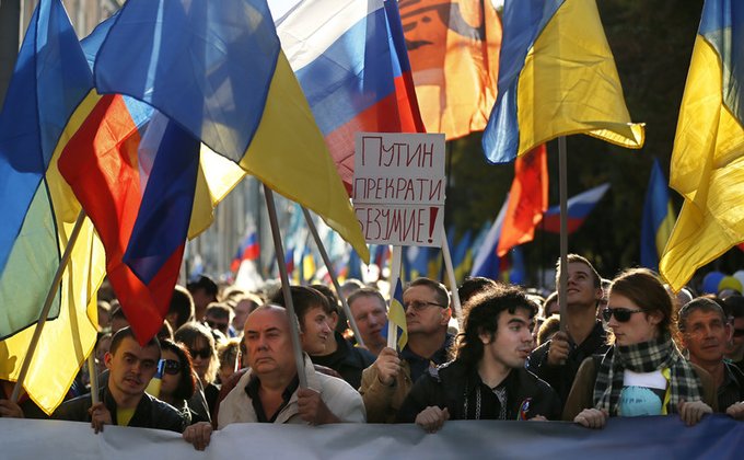 Десятки тысяч россиян вышли на Марш мира, протестуя против Путина