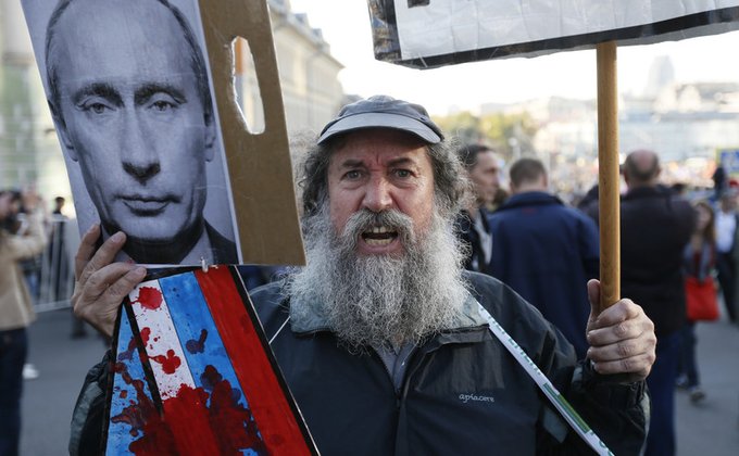 Десятки тысяч россиян вышли на Марш мира, протестуя против Путина