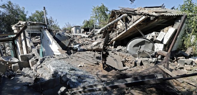 Террористы частично разрушили 10 домов в поселке возле Мариуполя - Фото