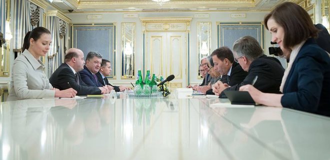 Порошенко обсудил с послами стран G-7 мирный процесс в Донбассе - Фото