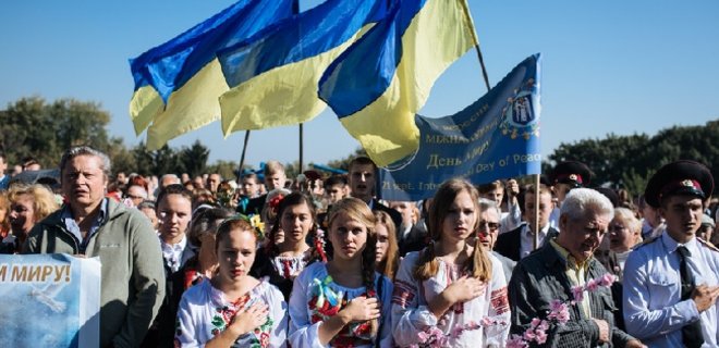 Украинцы стали больше ценить демократию и свободу - социологи - Фото