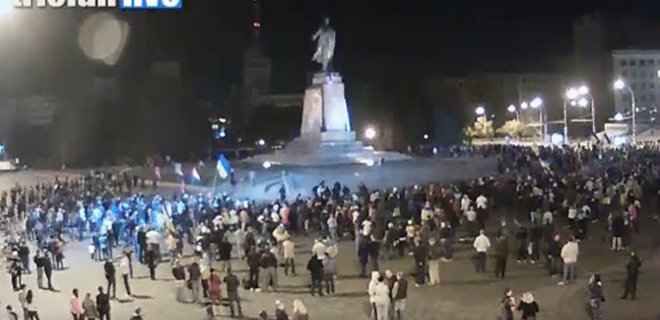 В Харькове активисты пытаются повалить памятник Ленину - Фото