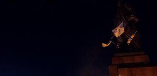 В Харькове активисты повалили памятник Ленину - Фото