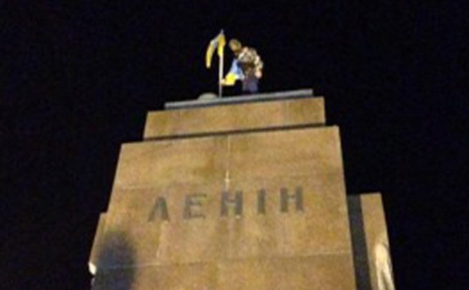 Как сносили памятник Ленину в Харькове: фото демонтажа